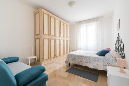 佛罗伦萨Careggi Home的一间卧室配有两张床和蓝色的沙发