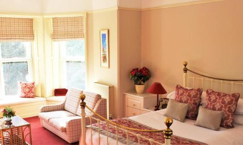 法尔茅斯潘莫瓦庄园酒店的一间卧室配有一张床和一个沙发