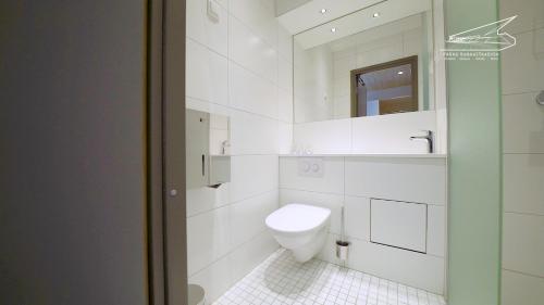 派尔努Pärnu Rannastaadioni Hostel的白色的浴室设有卫生间和镜子