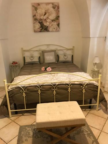 法萨诺B&B La Collina Degli Ulivi的一间卧室配有一张带鲜花的大床