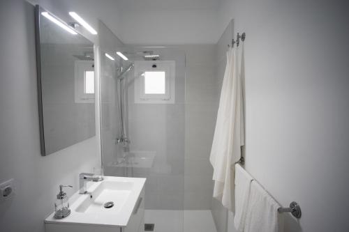 圣巴尔托洛梅Lanzarote Frente al Mar的白色的浴室设有水槽和镜子
