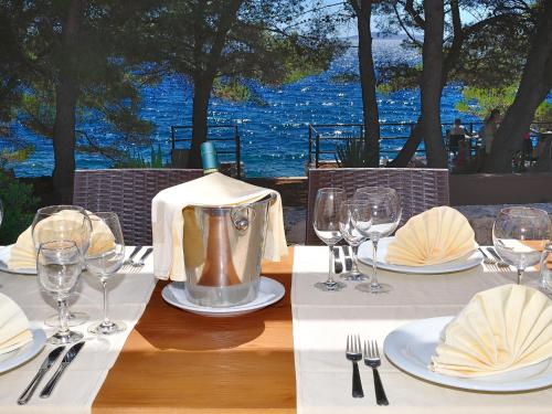 穆泰尔岛Villa Ana的桌子上摆放着盘子和酒杯的桌子