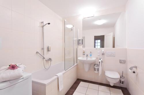 德累斯顿诺伊马克特公寓酒店的白色的浴室设有卫生间和水槽。