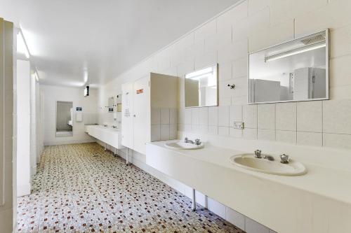 凯恩斯卡瓦第一城酒店 的白色的浴室设有2个水槽和2面镜子