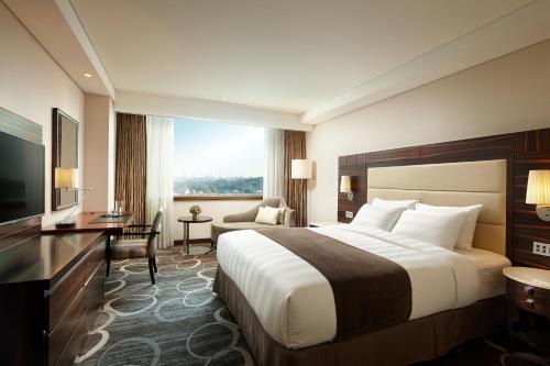 蔚山蔚山乐天酒店的一间设有大床和窗户的酒店客房