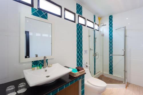 皮皮岛Phi Phi Long Beach Resort & Villa-SHA Extra Plus的一间带水槽、卫生间和淋浴的浴室