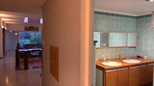 鲁贝Bambou & Olivier Chambres d'Hôtes的浴室设有2个水槽和镜子