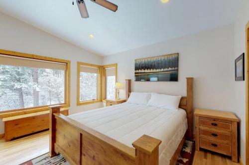Green Mountain FallsChipmunk Cabin的一间卧室设有一张大床和一个窗户。