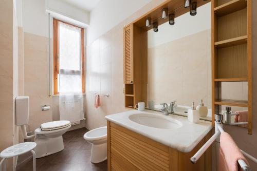 佛罗伦萨Careggi Home的一间带水槽和卫生间的浴室以及窗户。