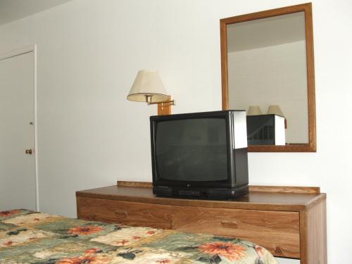 金曼亚利桑那旅馆的坐在梳妆台上带镜子的电视
