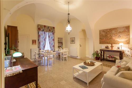 普蒂尼亚诺Casa Riccardi的客厅配有沙发和桌子