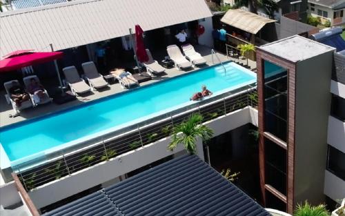 格兰贝伊佩雷贝勒Spa酒店的大楼顶部游泳池的顶部景色