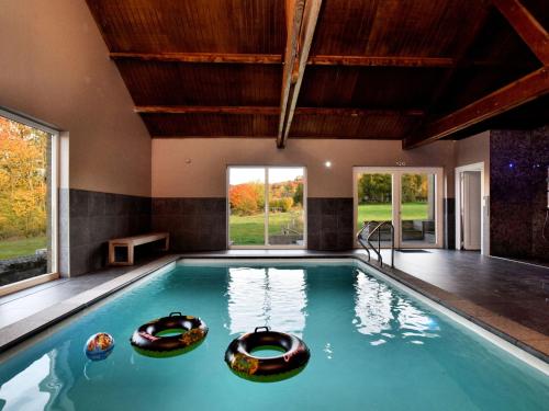 Villers-Sainte-GertrudeModern Villa in Durbuy with Swimming Pool的一座带大窗户的房屋内的游泳池