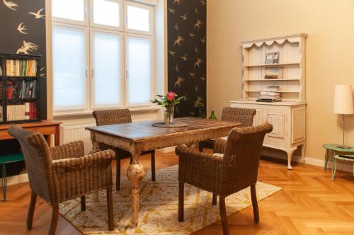 柏林Studio Apartment Berlin的一间带木桌和椅子的用餐室