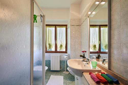 拉波拉诺泰尔梅le terme sotto casa的一间带水槽和淋浴的浴室