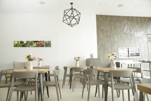 阿帕尔塔多HOTEL HABANA REAL的用餐室配有桌椅和花瓶
