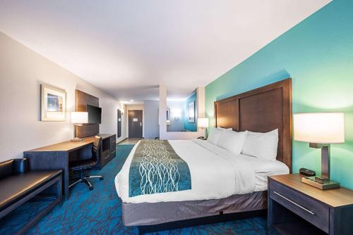 俄克拉何马城Comfort Inn & Suites Oklahoma City near Bricktown的酒店客房设有一张大床和一张书桌。