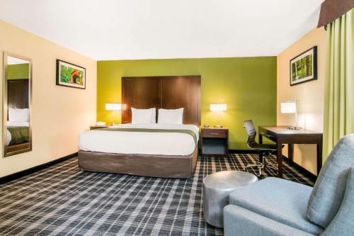 奥尔巴尼Quality Inn & Suites的酒店客房,配有床和沙发