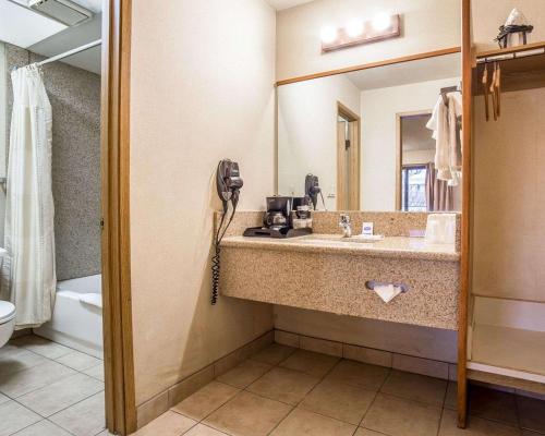 贝克城贝克城罗德威酒店的一间带水槽和镜子的浴室