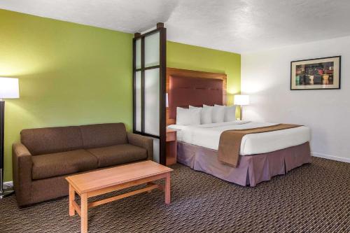 北本德库斯湾品质酒店的酒店客房,配有床和沙发