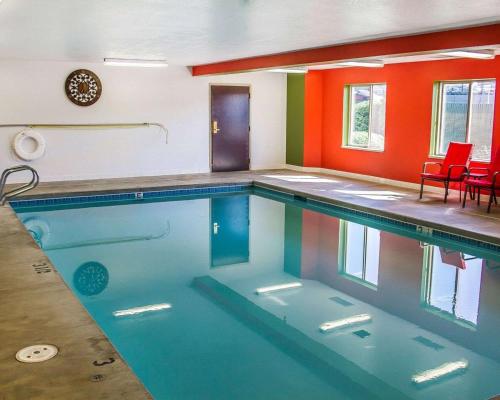 罗斯堡Sleep Inn & Suites Roseburg North Near Medical Center的一个带红色椅子的大型游泳池