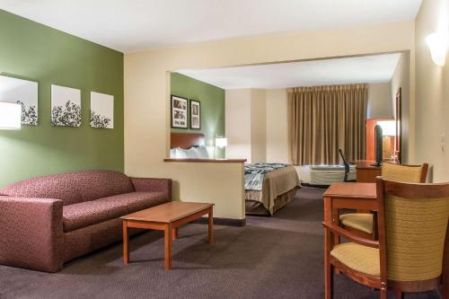 MountvilleSleep Inn & Suites Mountville的酒店客房设有一张沙发和一张床