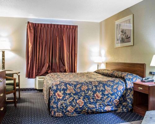 斯克兰顿Econo Lodge Scranton near Montage Mountain的酒店客房设有床和窗户。