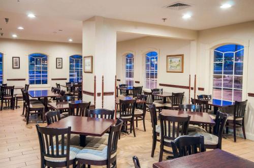 新荷兰阿米什乡村舒适酒店的餐厅设有桌椅和窗户。