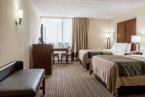 White Haven康福特旅馆 - 波科诺山的酒店客房设有两张床和一张桌子。