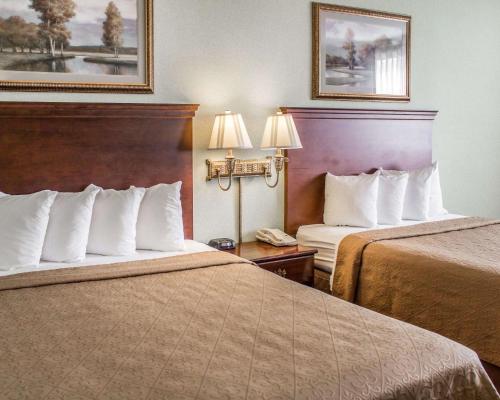 Franklin富兰克林会议中心品质酒店的酒店客房设有两张床和电话