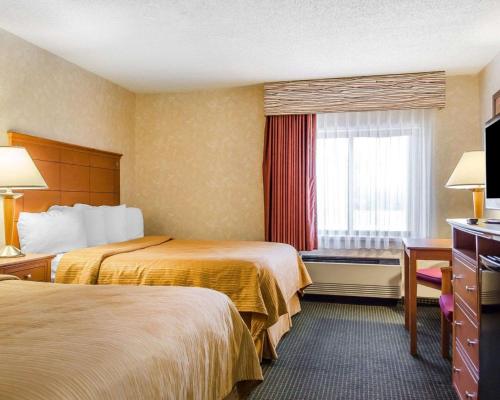 哈里斯堡哈里斯堡 - 赫尔希地区品质酒店的酒店客房设有两张床和窗户。