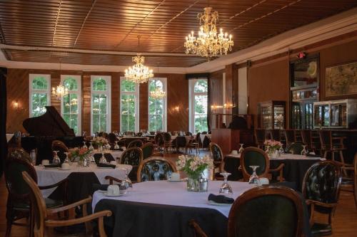 尤里卡斯普林斯1886年新月酒店及Spa的一间带桌子和三角钢琴的用餐室