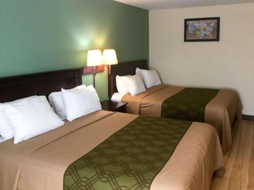 哈里斯堡赫希哈里斯堡汽车旅馆的酒店客房设有两张床和两盏灯。