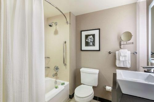 坎布里亚匹兹堡市中心酒店的一间浴室