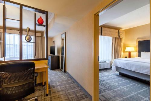 坎布里亚匹兹堡市中心酒店客房内的一张或多张床位