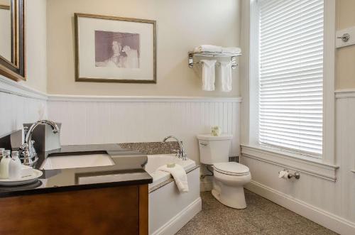 盖茨堡The Federal Pointe Inn Gettysburg, Ascend Hotel Collection的白色的浴室设有卫生间和水槽。