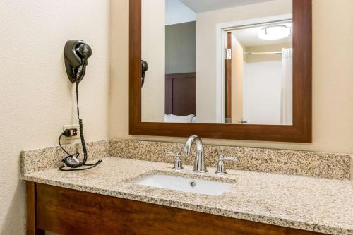 钱伯斯堡Comfort Inn的一间带水槽和镜子的浴室
