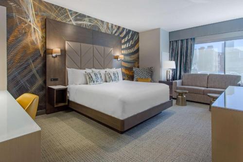费城费城市中心坎布里亚酒店的酒店客房,配有床和沙发