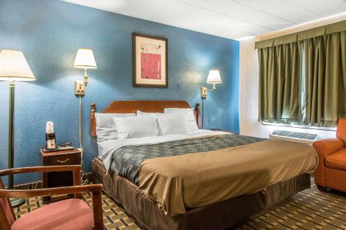 Econo Lodge Cranston - Providence客房内的一张或多张床位