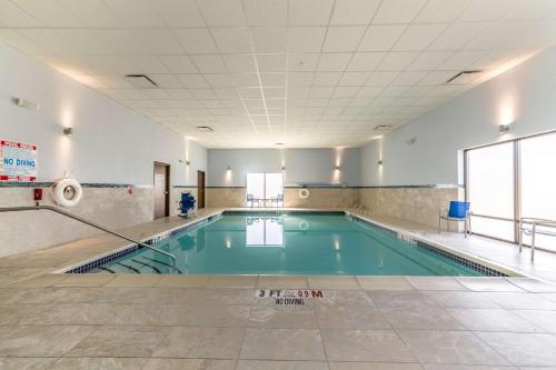 艾伦镇Allentown Park Hotel, Ascend Hotel Collection的一座空的游泳池,位于一座铺有瓷砖地板的建筑中