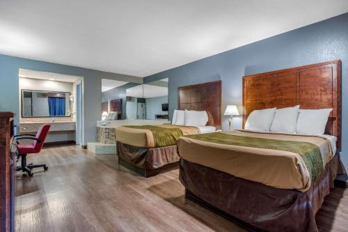 艾肯艾肯伊克诺旅馆的酒店客房配有两张床和一张书桌