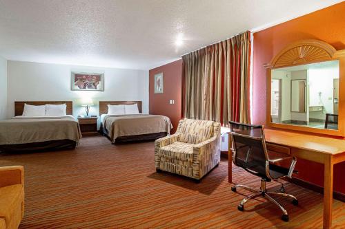 阿伯丁阿伯丁品质酒店的酒店客房设有两张床、一张桌子和一面镜子