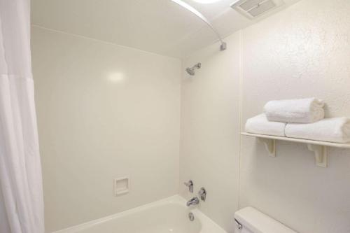 查尔斯顿Quality Inn & Suites North Charleston - Ashley Phosphate的白色的浴室设有浴缸和水槽。