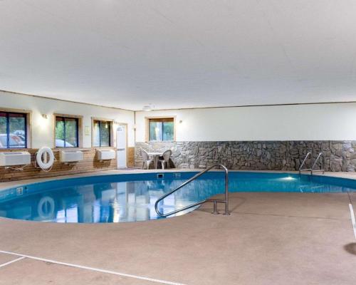 奇斯顿Royal Inn Keystone的在酒店房间的一个大型游泳池