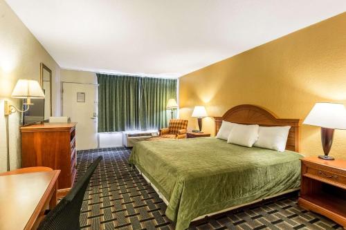 Denmark丹麦杰克逊罗德伟酒店的酒店客房设有床和客厅。