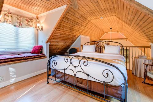 加特林堡盖特林堡市中心溪边品质酒店的一间卧室设有一张床和木制天花板