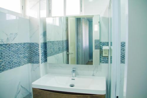 班塔延岛Pearl of Santa Fe - Sabal's Lodge的一间带水槽和镜子的浴室