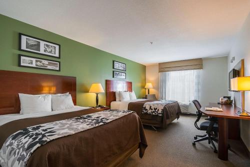 曼彻斯特曼彻斯特司丽普酒店及套房的酒店客房配有两张床和一张书桌