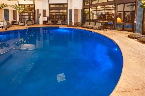 沙伦维尔北辛辛那提/沙伦维尔丽芙茵酒店的大楼里的一个大型蓝色游泳池