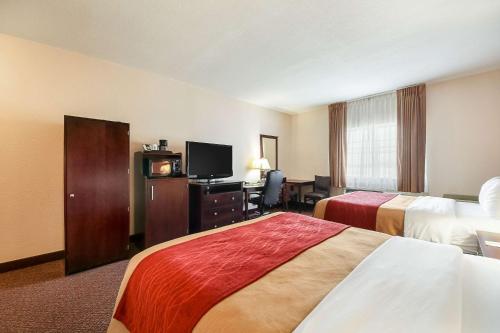 金斯维尔Quality Inn Kingsville Hwy 77的酒店客房设有两张床和电视。